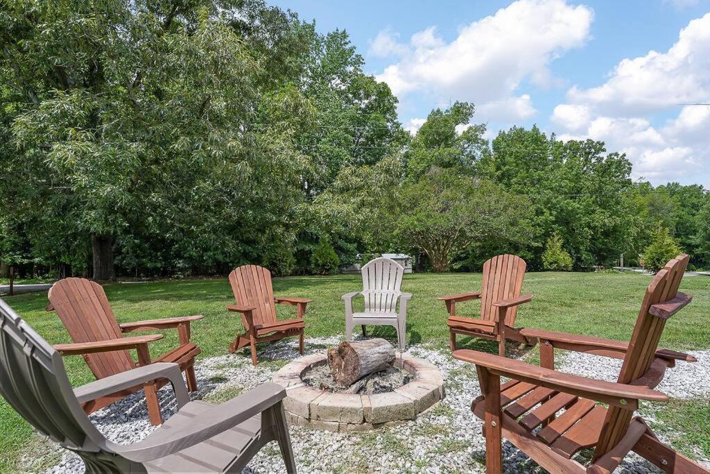 Rustic Cabin, Dock, Firepit, Kayaks & Games Winchester Ngoại thất bức ảnh